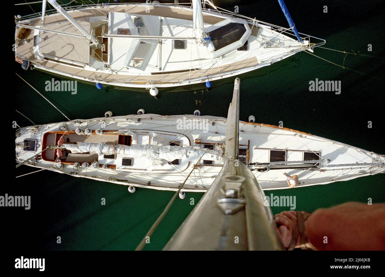 Reparatur an der Spitze des Mastes eines Segelbootes von mir auf 21 m Höhe Stockfoto