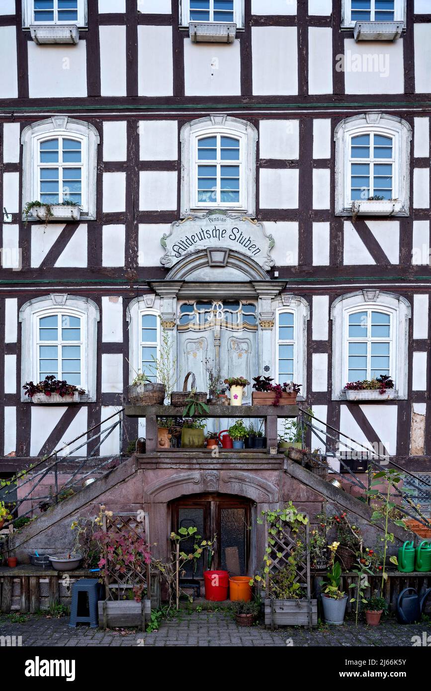 Historisches Fachwerkhaus Altdeutsche Stuben, modernes Gasthaus mit Pension, mit Blumen und Pflanzen geschmueckt, Altstadt, Schlitz, Vogelsberg Stockfoto
