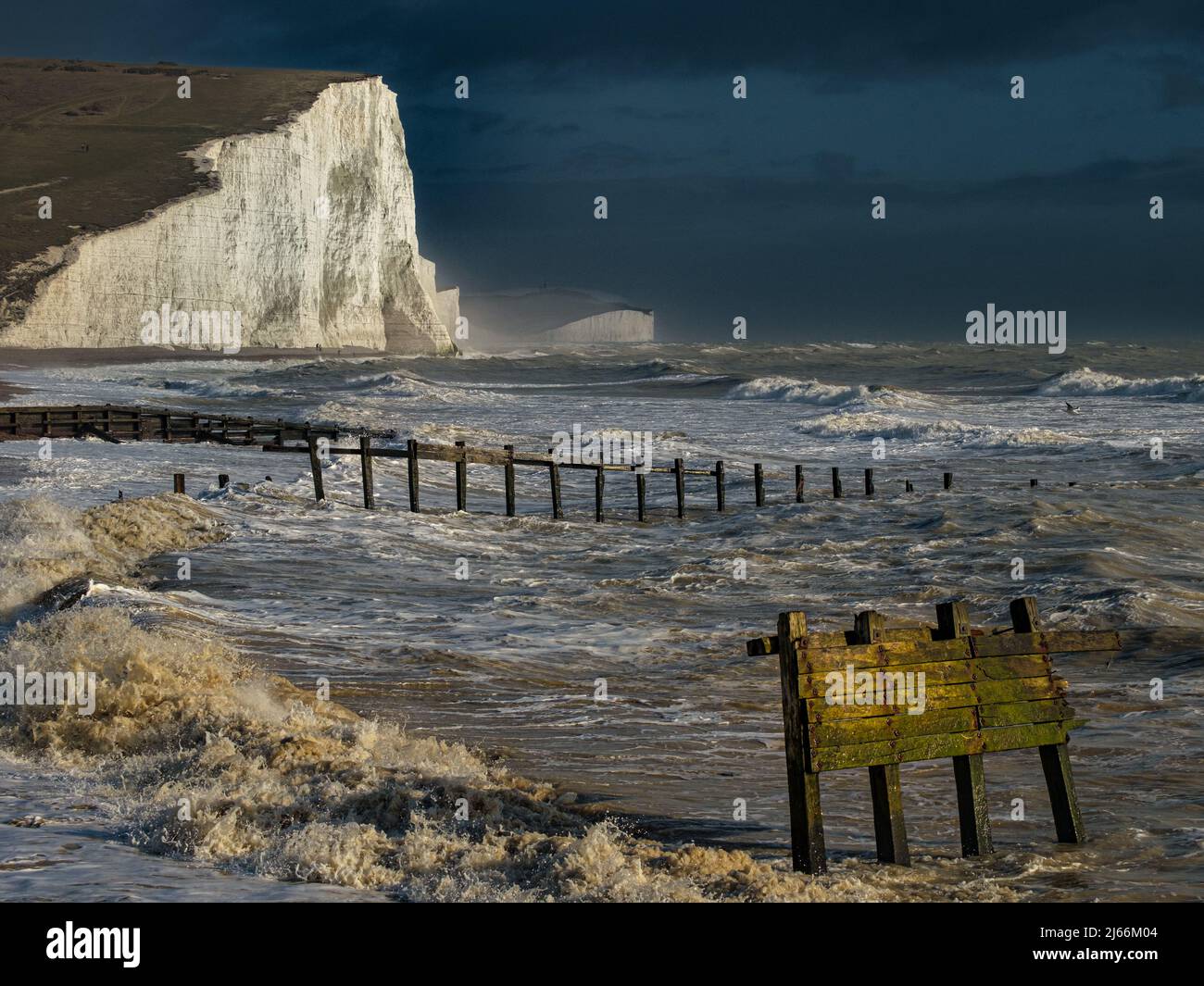 Wellen Cliffs Klippen im sturm -Fotos und -Bildmaterial in hoher Auflösung – Alamy