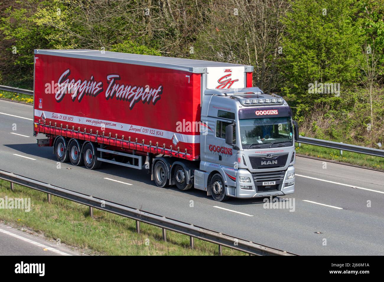 Goggins Transport Ltd. 2019 MAN Silber 12419cc Diesel Trucks, Stockfoto