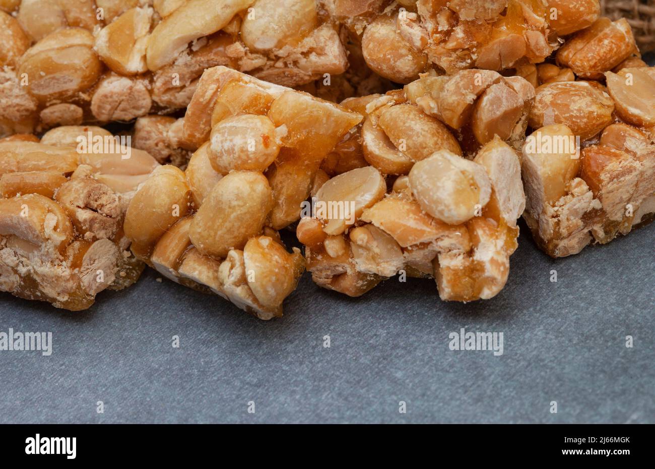 Peanut Brodge, ein süßer Favorit der alten Schule, wurde auf einer rustikalen Oberfläche mit Platz für Kopien in kleine Stäbe geschnitten Stockfoto