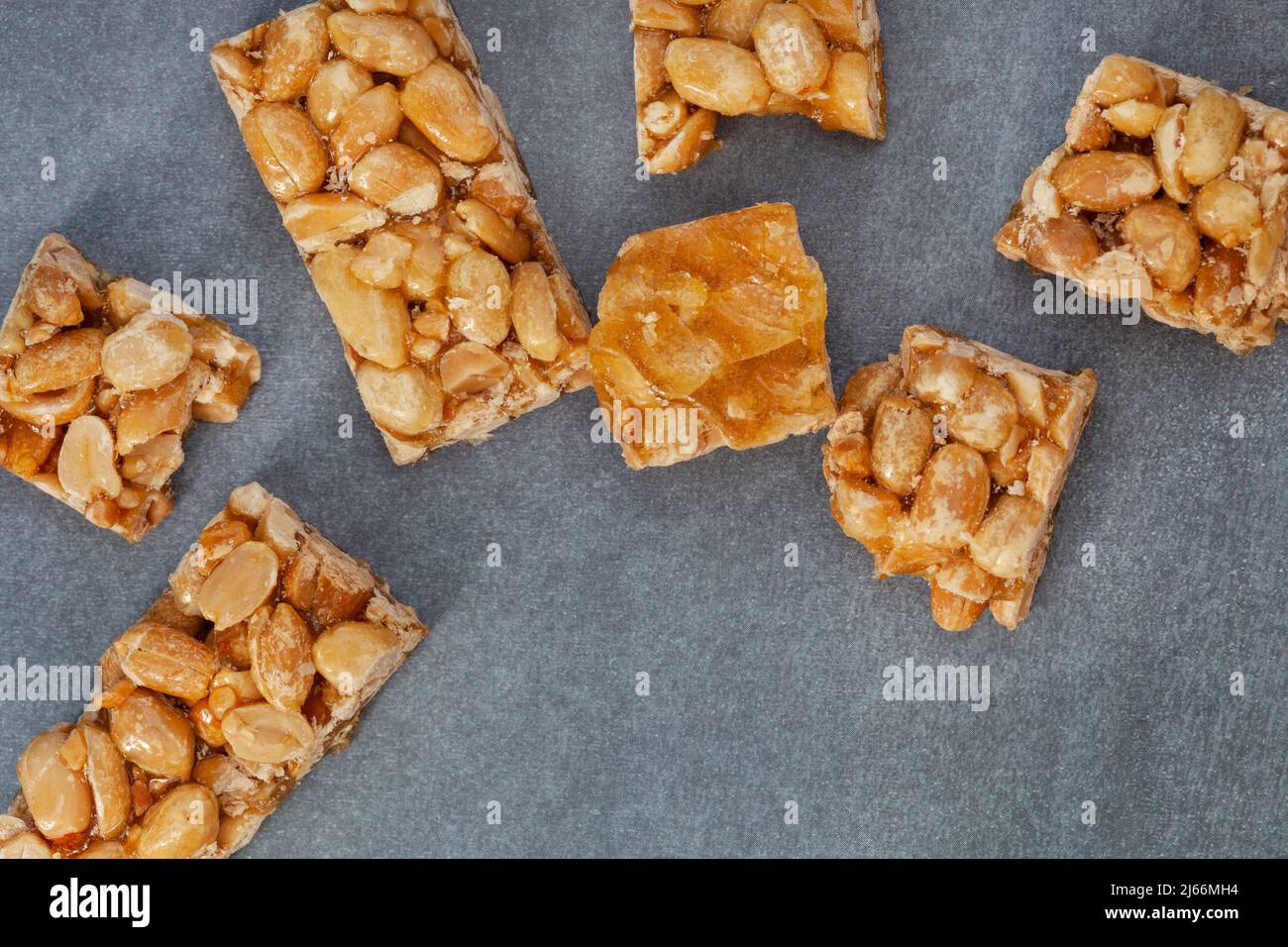 Peanut Brodge, ein süßer Favorit der alten Schule, wurde auf einer rustikalen Oberfläche mit Platz für Kopien in kleine Stäbe geschnitten Stockfoto