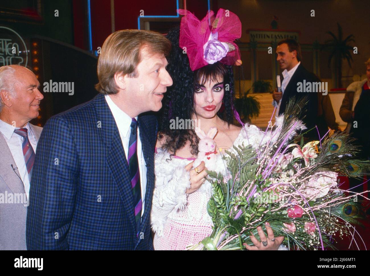 Nina Hagen, deutsche Sängerin und Schauspielerin, zu Gast in der Spielshow 'Wetten, dass' in Berlin mit dem Regierenden Bürgermeister Eberhard Diepgen, Deutschland 1988. Stockfoto