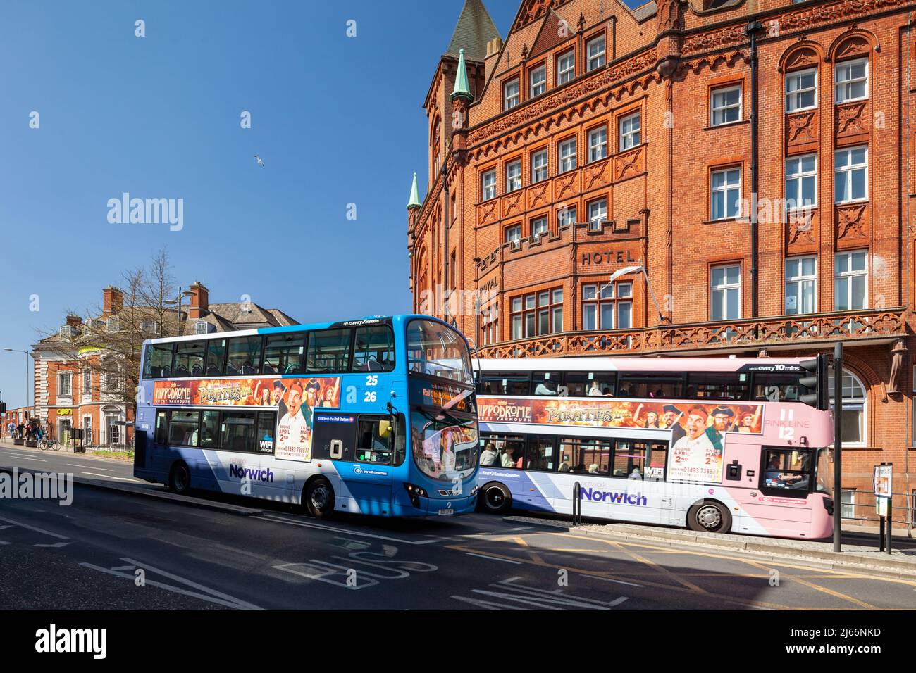 Doppeldeckerbusse im Stadtzentrum von Norwich, Norfolk, England. Stockfoto
