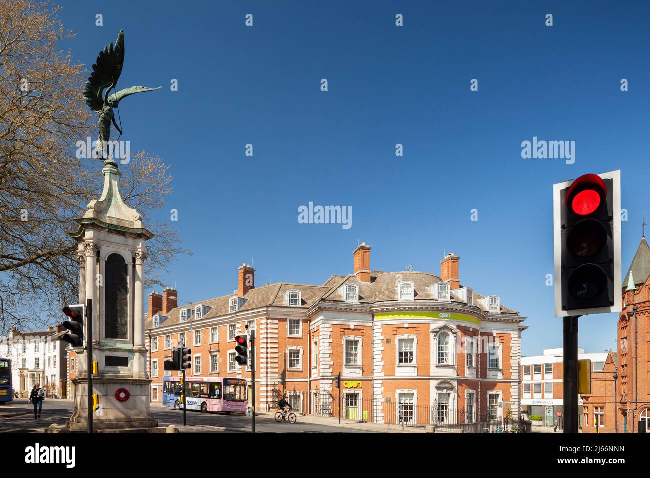 Frühlingsnachmittag im Stadtzentrum von Norwich, Norfolk, England. Stockfoto