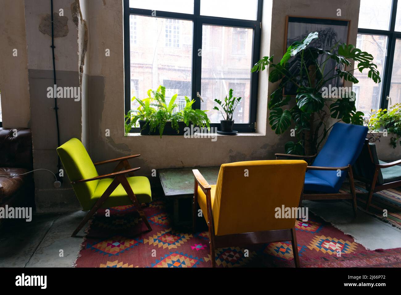 Tische und Stühle in einem leeren Café, Büro, Coworking oder Raum. Ein geschlossenes Restaurant. Aufgrund der globalen Krise gibt es keine Besucher. Stockfoto