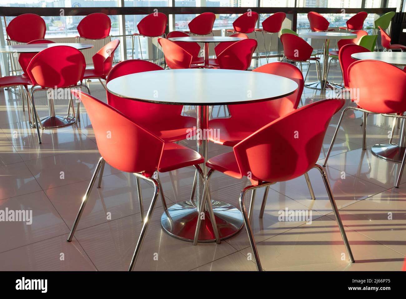 Tische und Stühle in einem leeren Café, Büro, Coworking oder Raum. Ein geschlossenes Restaurant. Aufgrund der globalen Krise gibt es keine Besucher. Stockfoto