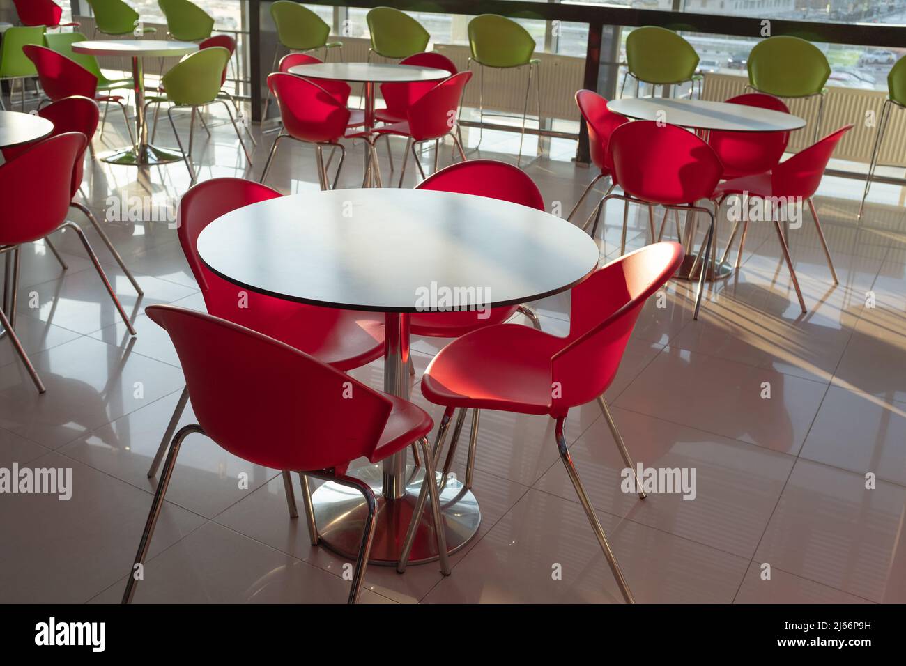 Tische und Stühle in einem leeren Café, Büro, Coworking oder Raum. Ein geschlossenes Restaurant. Aufgrund der globalen Krise gibt es keine Besucher. Stockfoto