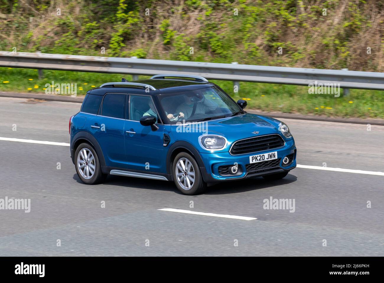 2020 Blue Mini Countryman Cooper Sport Auto, 136 Steptronic Benziner 1499 ccm, SUV auf der M61 Motorway, Großbritannien Stockfoto