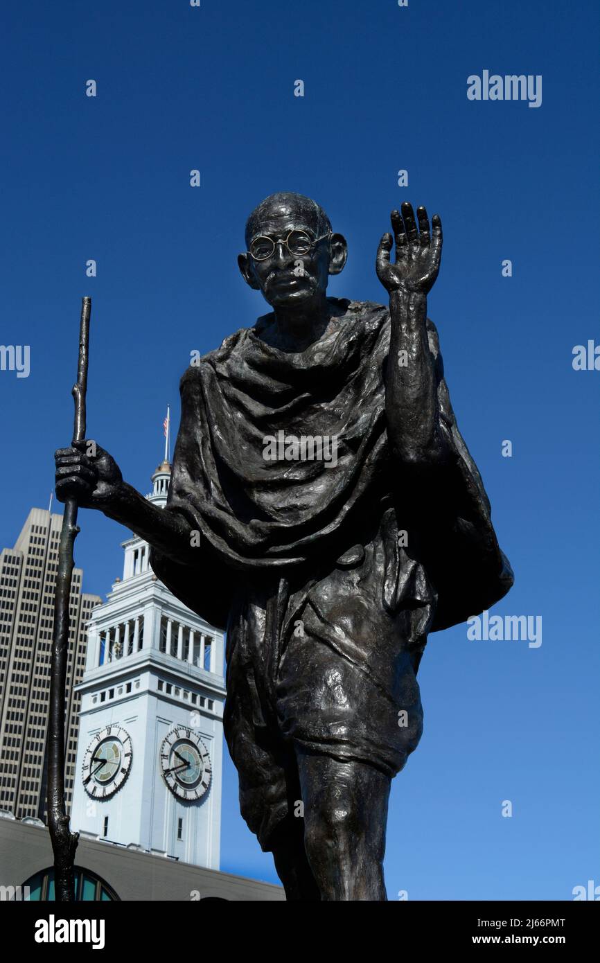 Eine Bronzestatue des indischen Führers Mahatma Gandhi steht am östlichen Ufer in San Francisco, Kalifornien. Stockfoto