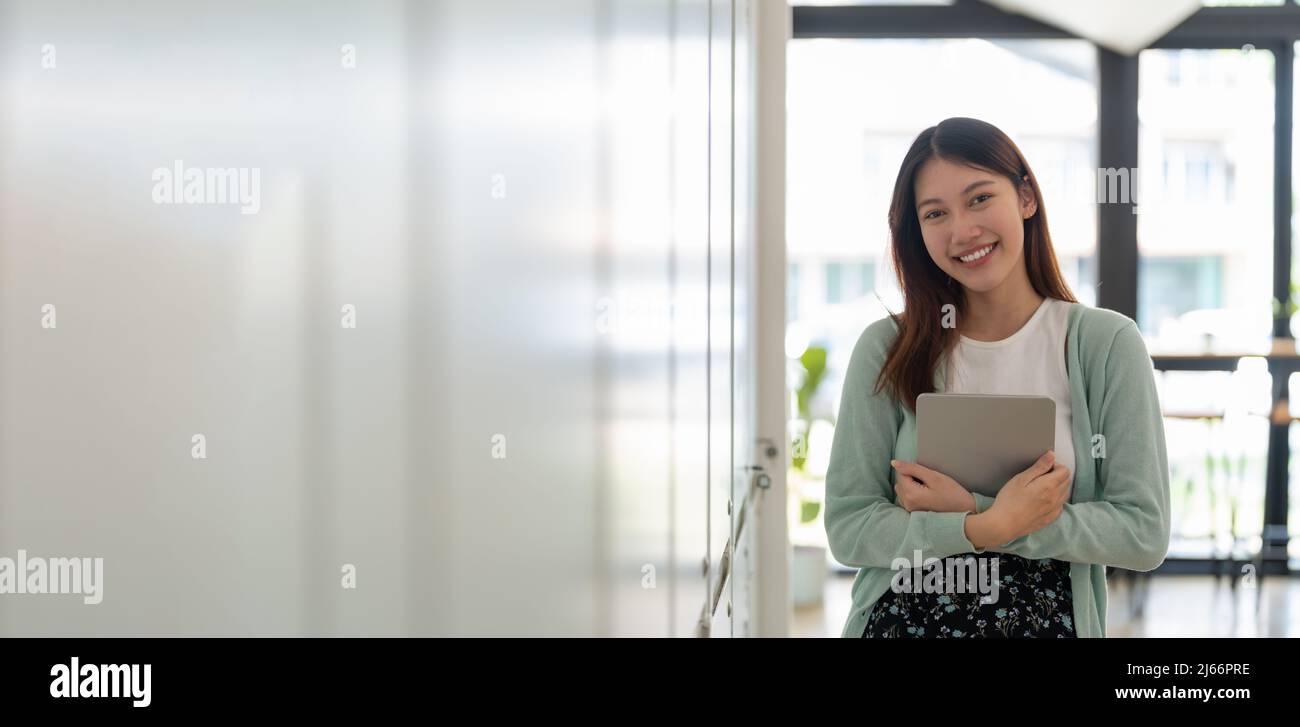 Porträt von jungen glücklich attraktiven asiatischen Studenten lächeln und Blick auf die Kamera. Asiatische Frau in selbst Zukunft Bildung oder personalisiertes Lernkonzept Stockfoto