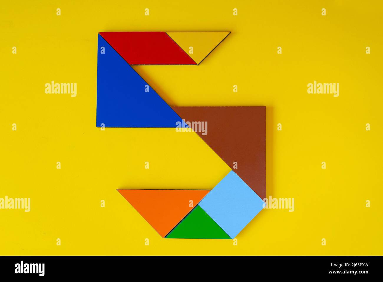 Bunte Zahl 5 mit Tangram-Spielzeug, farbige Tangram-Zahl sieben isoliert auf gelbem Hintergrund, Seitenansicht der siebten numerischen, Kinder Spielidee Stockfoto