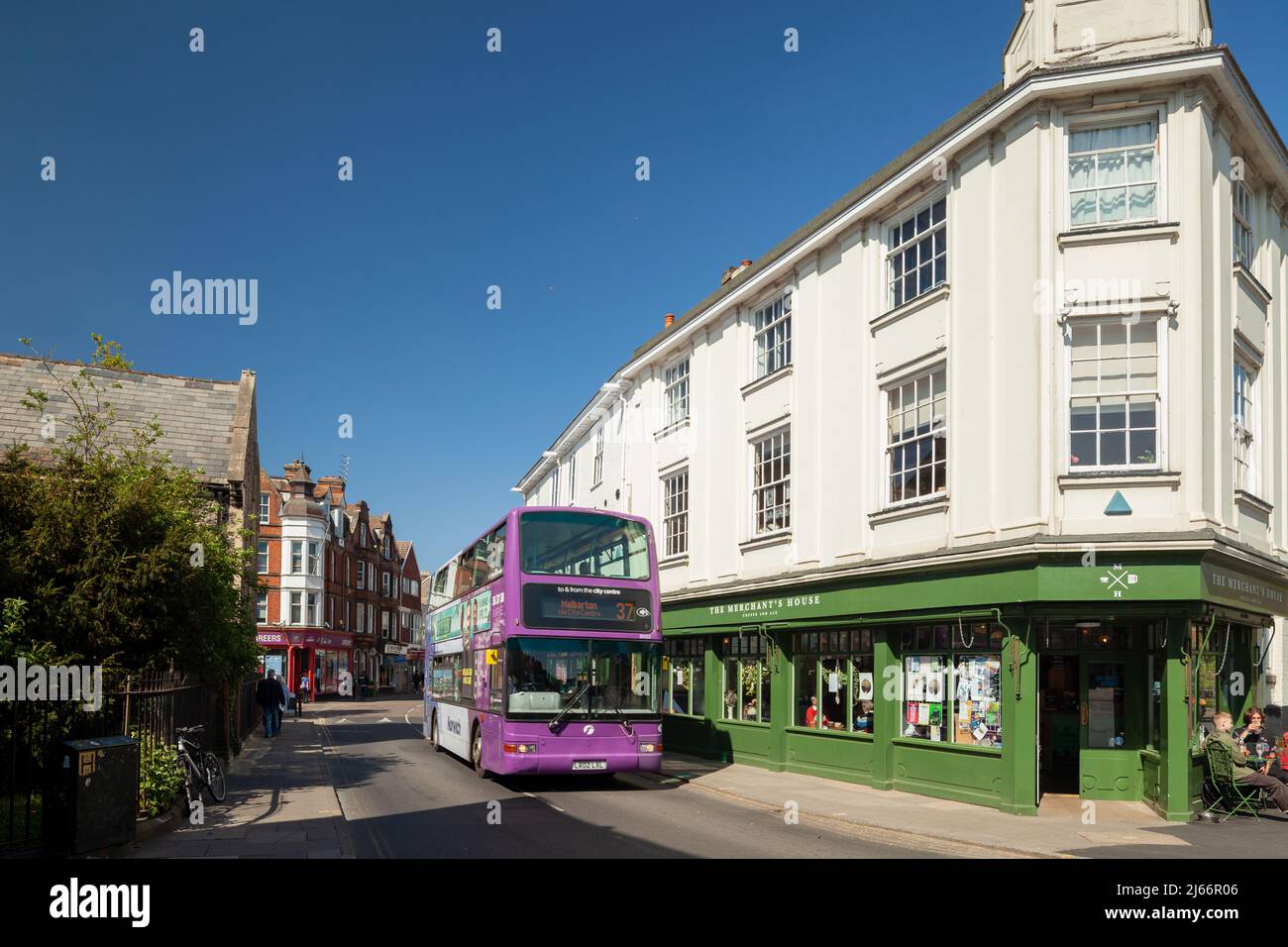 Doppeldeckerbus im Stadtzentrum von Norwich, Norfolk, England. Stockfoto