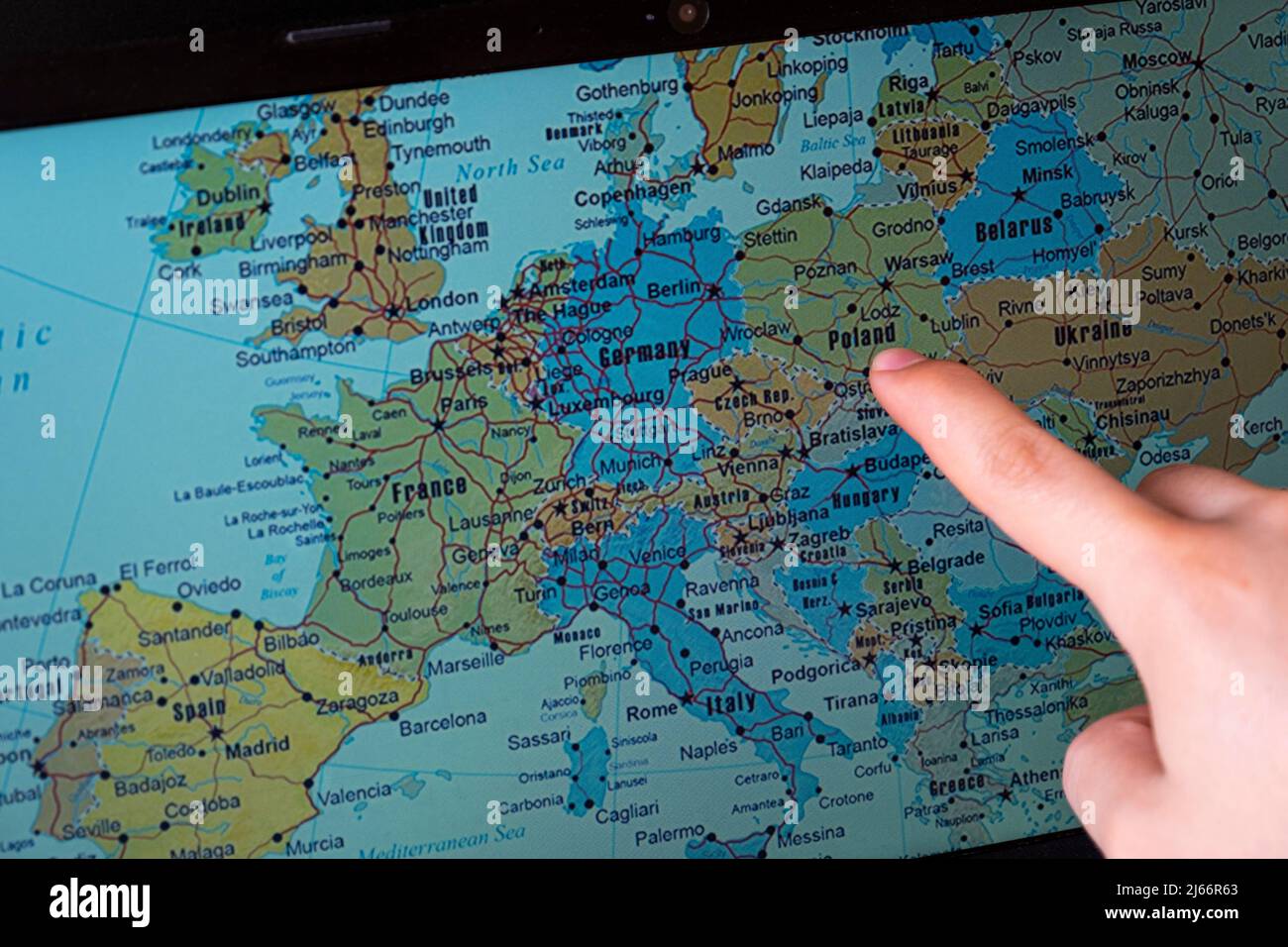Zeigt Polen auf Karte auf Laptop-Bildschirm, Mann Hand zeigt Polen durch Finger, Bildungs-und politische Idee, polnische Sprache, Geographie Konzept, Seite V Stockfoto