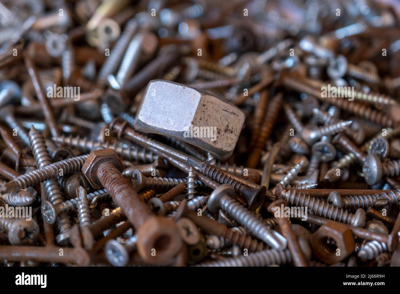 Stapel von rostigen Nägeln und kleinen Hardware-Muttern, Muttern und Schrauben, Hardware-Konzept, selektiver Fokus, rostigen Nägeln Hintergrund Stockfoto