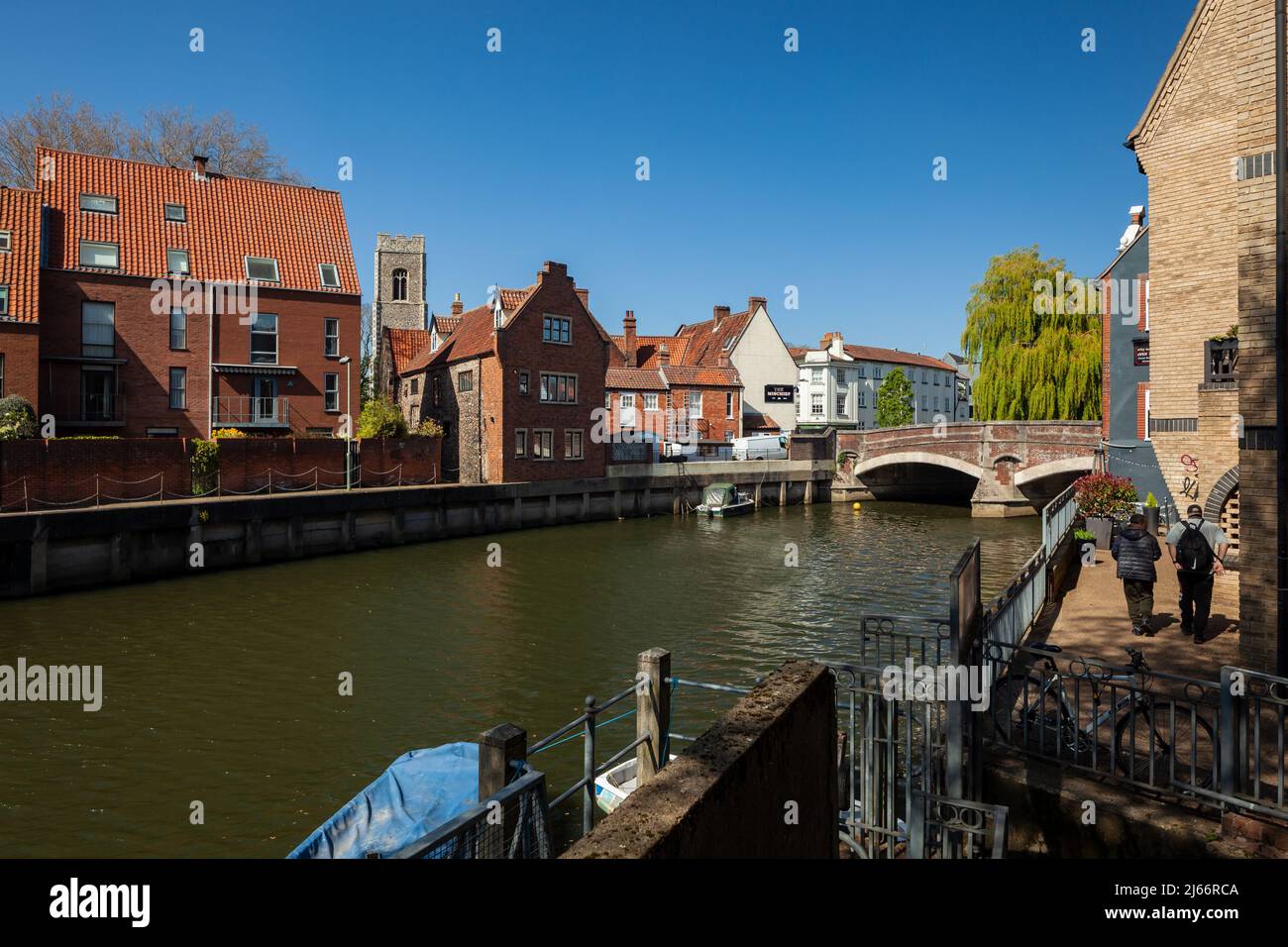 Frühlingsnachmittag auf dem Fluss Wensum in Norwich, Norfolk, England. Stockfoto