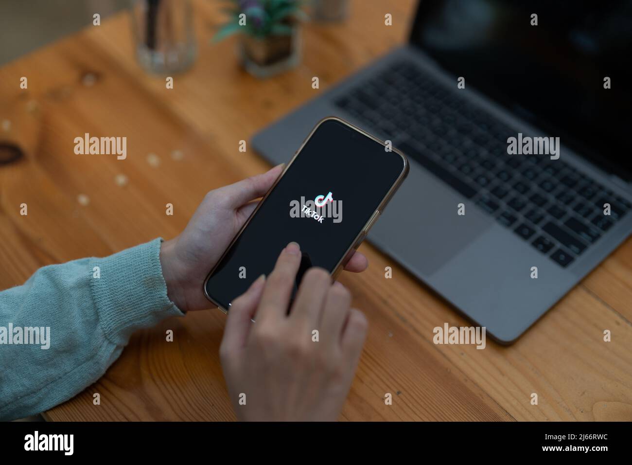 CHIANG MAI, THAILAND - APR 24, 2022 : Tik Tok Anwendungssymbol auf dem Apple iPhone 13-Bildschirm in Nahaufnahme. TIK Tok Symbol. tik Tok Anwendung. Tiktok Social Stockfoto