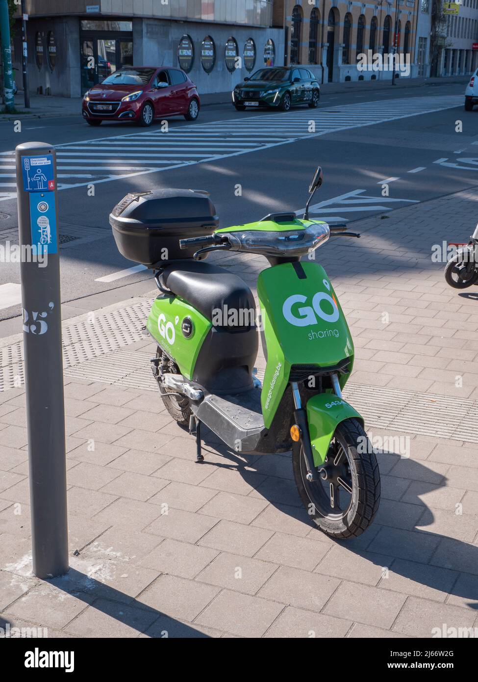 Antwerpen, Belgien, 17. April 2020, Grüner Go-Sharing-Roller, der auf dem Fußgängerweg an einer Zebrakreuzung in der Stadt Antwerpen geparkt ist Stockfoto