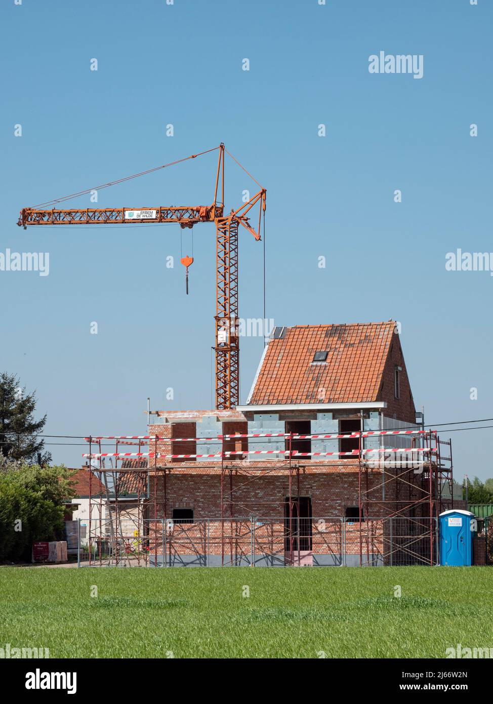 Sint Gillis Waas, Belgien, 24. April 2022, der Bau eines Hauses um ein bestehendes Haus unter Beibehaltung des alten Daches mit einem Gerüst und einem c Stockfoto
