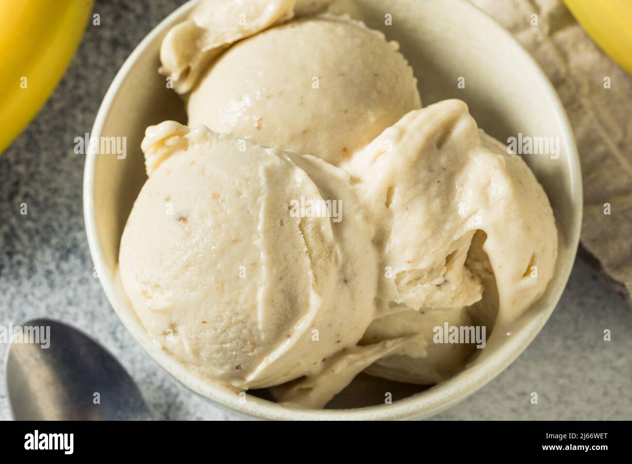 Hausgemachtes gesundes veganes Bananeneis bereit zum Essen Stockfoto