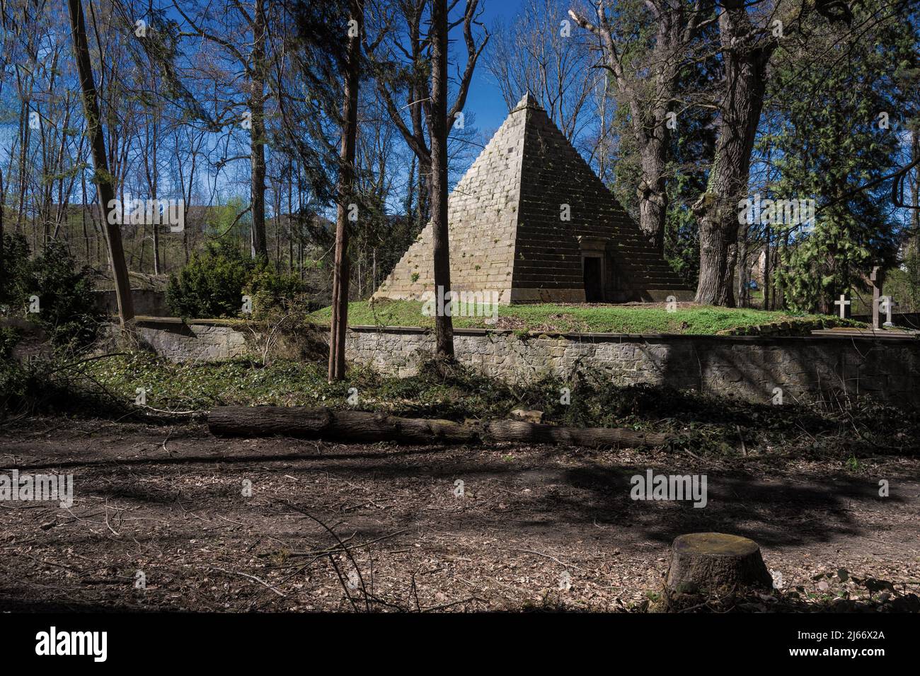 Pyramiden Mausoleum im Harzervorrland, auf dem Laves Kulturpfad gelegen .Hier kann man einen Wanderausflug mit einem historischen Ausflug verbinden Stockfoto