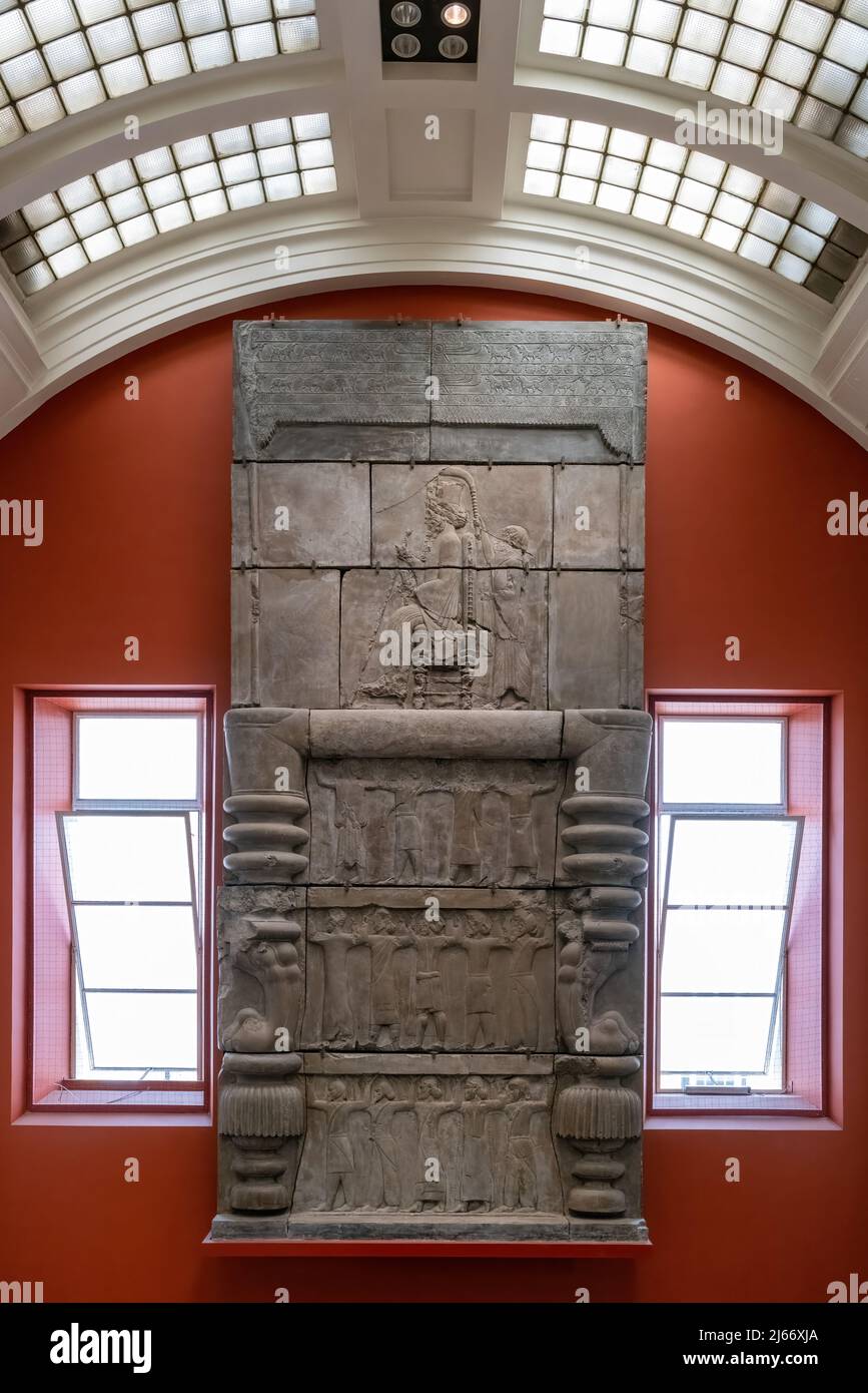 London, Großbritannien - 18.. April 2022: Besetzung einer Tür zum Persischen Palast im British Museum, London. Die Tür zeigt König Xerxes von der königlichen fam Achämeniden Stockfoto