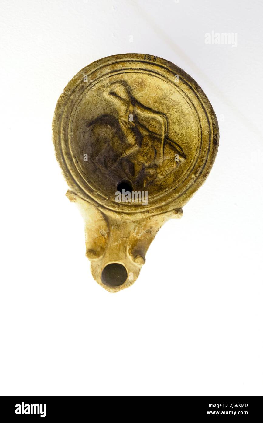 Lampe Roman. 1.. Jahrhundert v. Chr. - 1.. Jahrhundert n. Chr. geformte Keramik Cordova Archäologisches und Ethnologisches Museum von Córdoba Stockfoto
