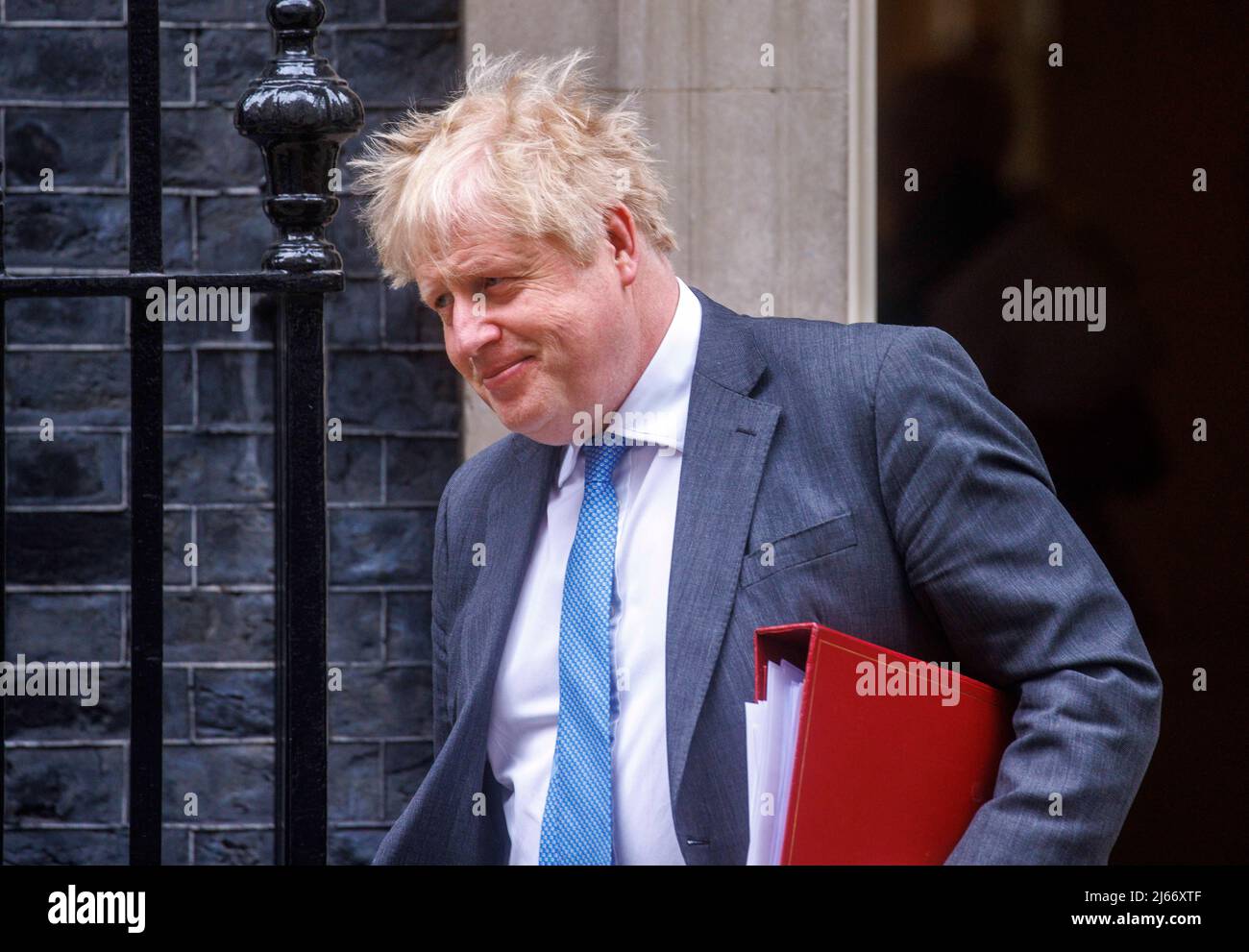 Der britische Premierminister Boris Johnson verlässt die Downing Street 10, um Fragen der Premierminister zu stellen Stockfoto
