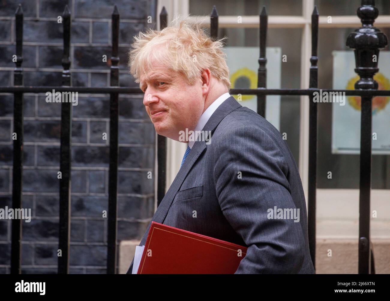 Der britische Premierminister Boris Johnson verlässt die Downing Street 10, um Fragen der Premierminister zu stellen Stockfoto