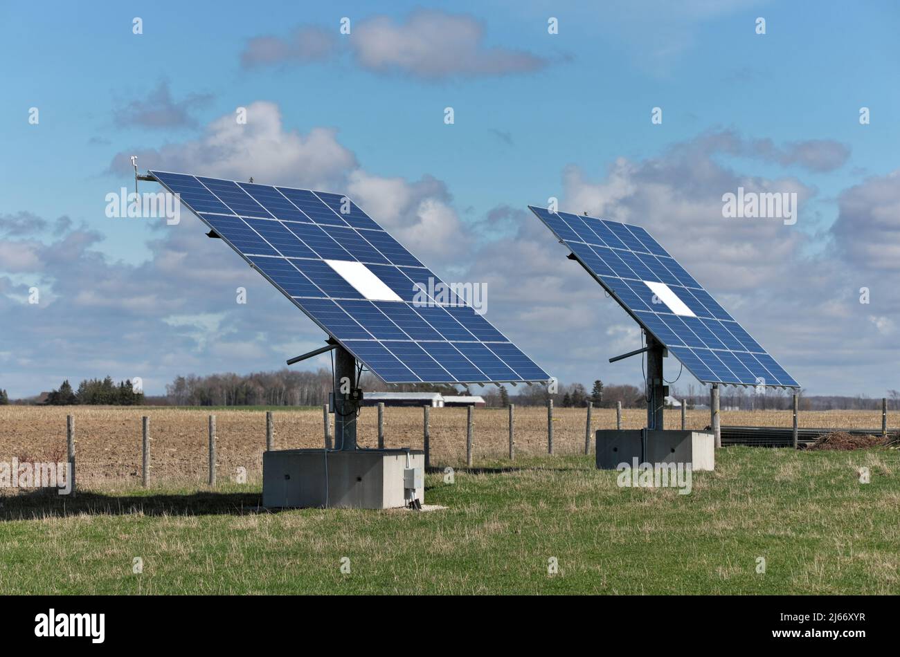 Sonnenkollektoren vor einem Wohnheim und Hobby Farm an einem sonnigen Tag Stockfoto