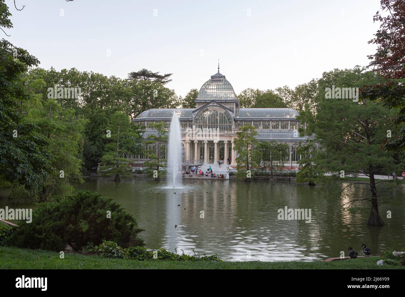 Palacio de Crystal neben dem See mit seinen Enten im Retiro Park in Madrid, Spanien Stockfoto