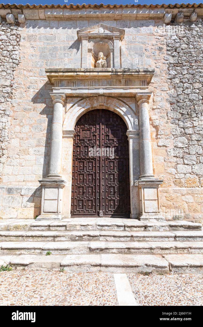 Tür der Kirche der Himmelfahrt von Torija, Guadalajara, Spanien Stockfoto