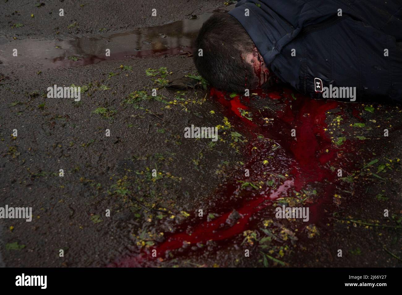 Charkiw, Ukraine. 27. April 2022. Blut fließt zu einer Wasserpfütze, die getötet wurde, als Russland ein Wohngebiet in Charkiw, Ukraine, beschossen hat. Mindestens ein Zivilist wurde getötet und vier wurden durch russische Beschuss der Stadt verletzt. Russland hat mit einer „doppelten Zapfenmethode“ beschossen, was bedeutet, dass Russland den gleichen Ort oft innerhalb von 20-30 Minuten beschossen hat und am zuvor getroffenen Ort Menschen wie Sanitäter und Feuerwehrleute verletzt oder getötet hat. (Bild: © Daniel Carde/ZUMA Press Wire) Stockfoto