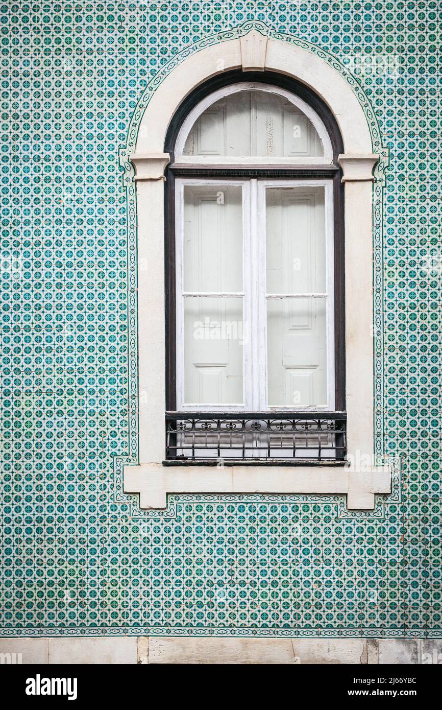 Alte Hauswand mit einem mit Azulejos bedeckten Fenster in Santarem Portugal Stockfoto