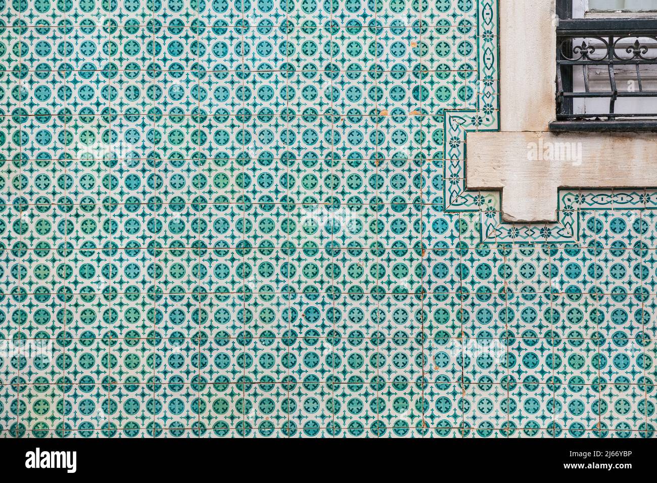 Alte Hauswand mit einem mit Azulejos bedeckten Fenster in Santarem Portugal Stockfoto