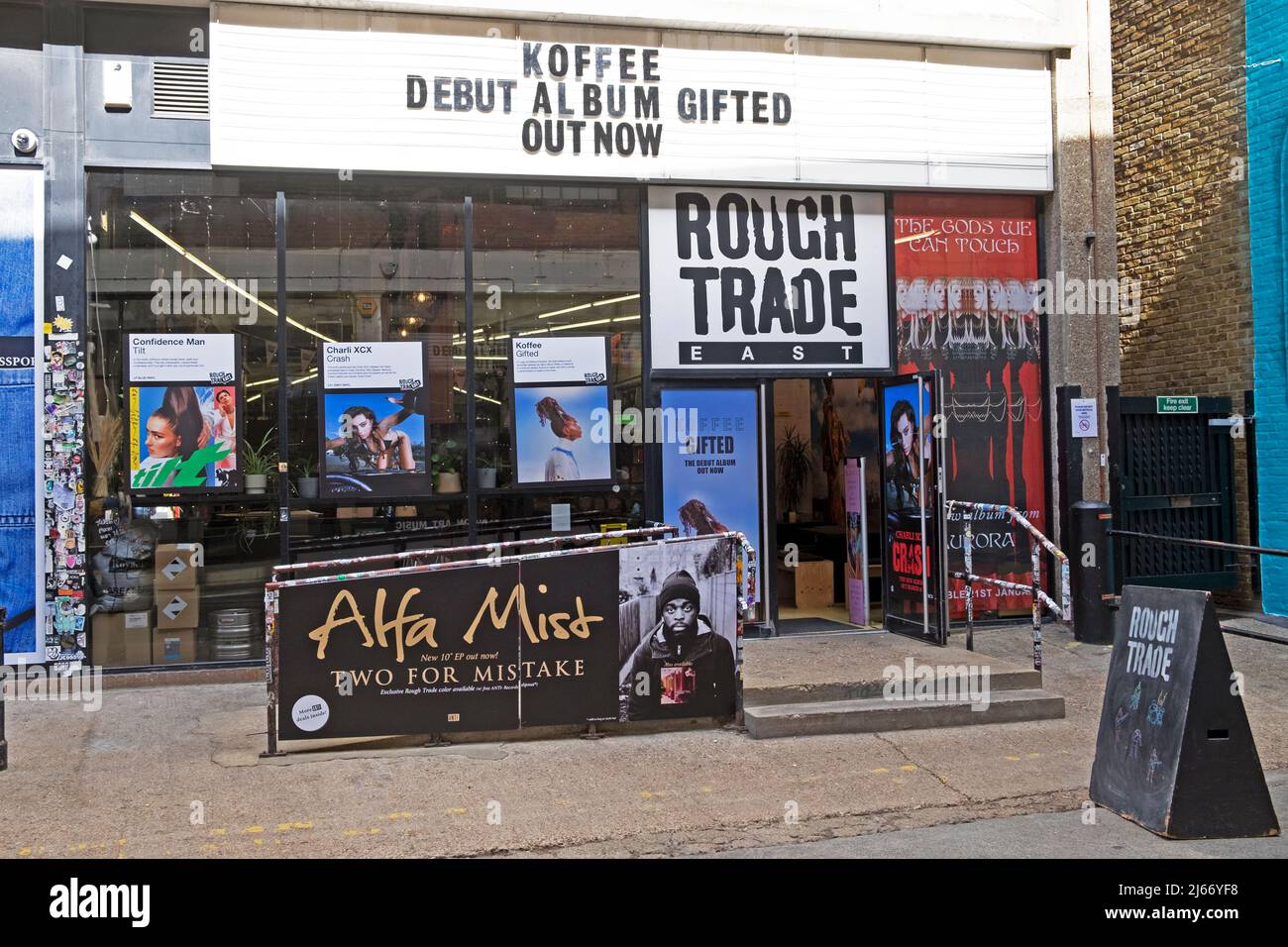 Außengeschäft vor dem unabhängigen Musikgeschäft Rough Trade East am Dray Walk in der Nähe der Brick Lane in London E1 England Großbritannien KATHY DEWITT Stockfoto