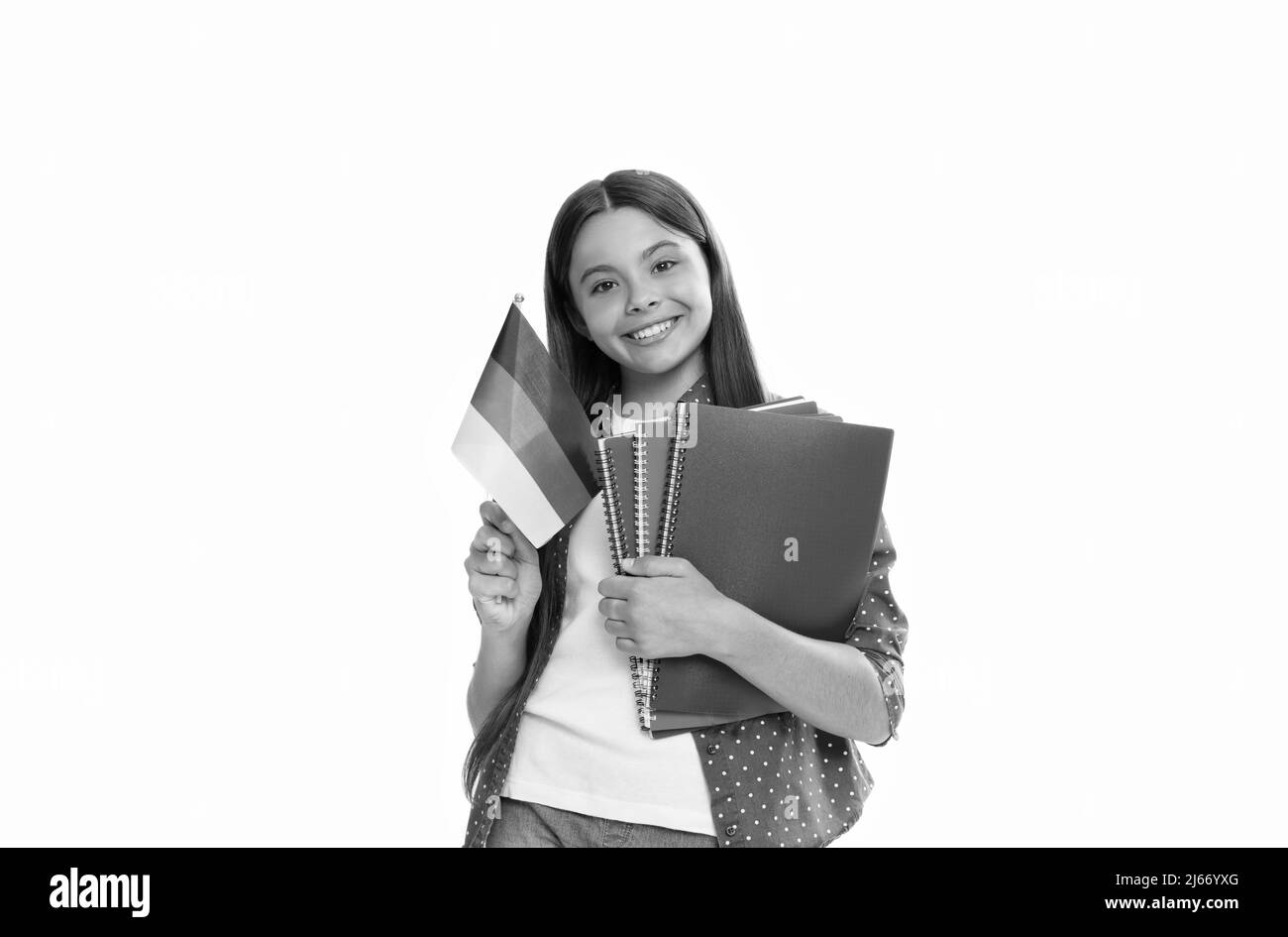 Happy Kid halten deutsche Flagge und Schule Copybook für das Studium isoliert auf weiß, Fremdsprache Stockfoto