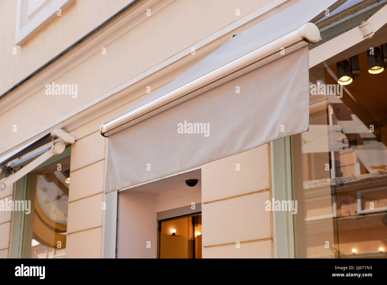 Shop Markise auf modern an der modernen Stadtfassade und Schaufenster. Sauber für Text- oder Logopräsentation Stockfoto