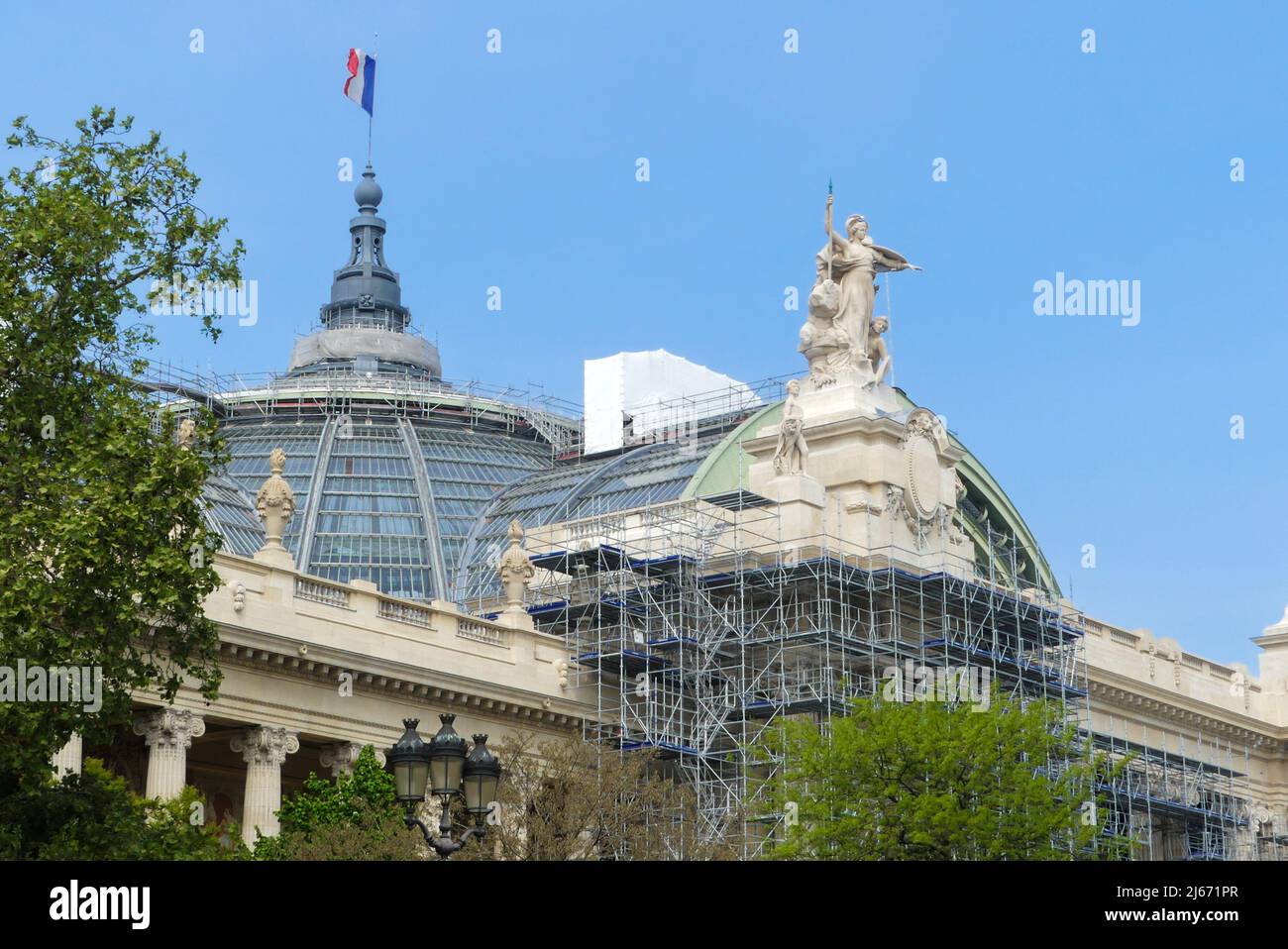 Paris, Frankreich. April 24. 2022. Blick auf das Gerüst, das an dem historischen Denkmal des Grand Palais für die Renovierung des Gebäudes angebracht wurde. Stockfoto