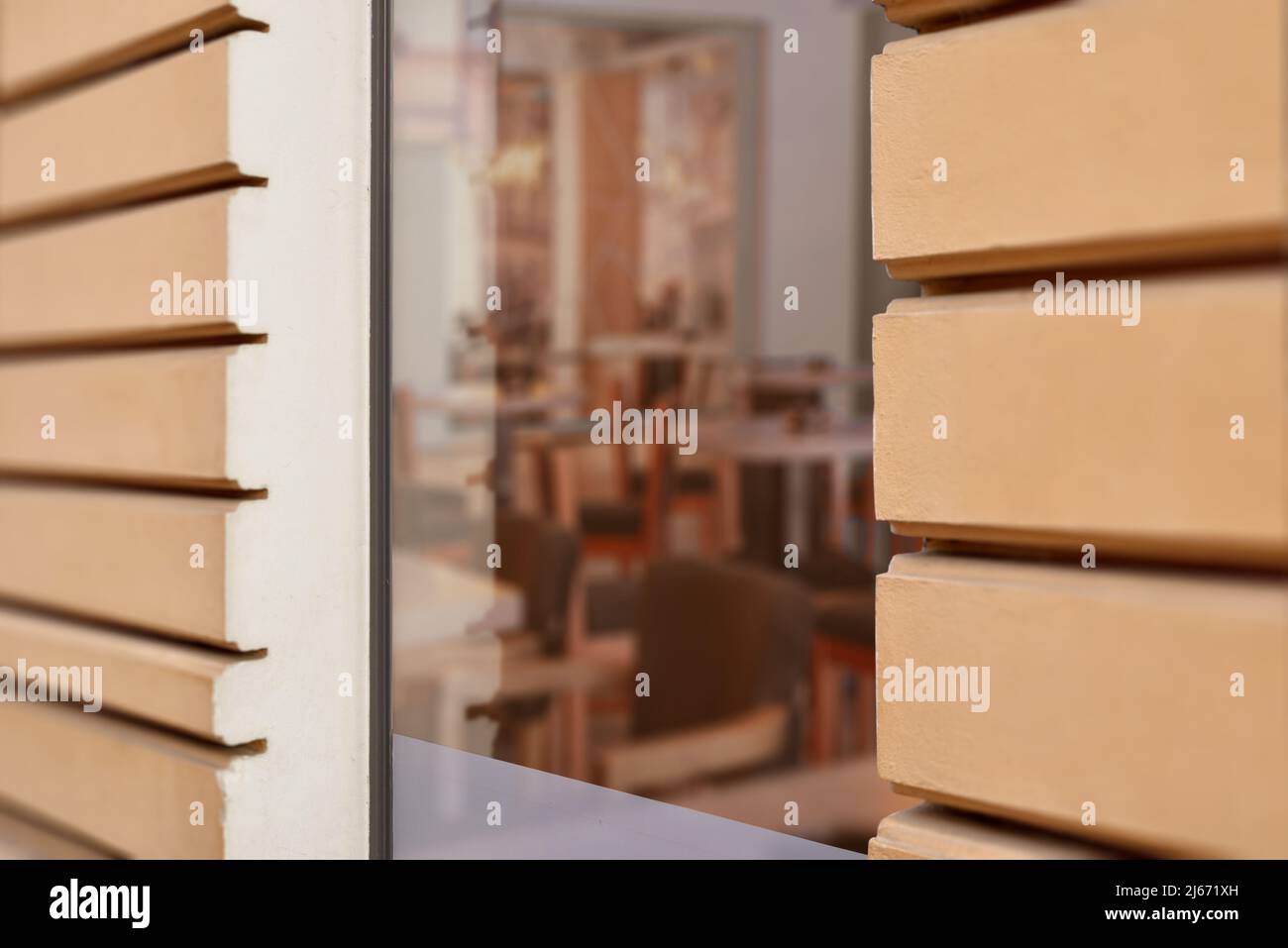 Cafe-Fenster von außen. Leerer Raum für die Präsentation eines Logos oder Werbetextes Stockfoto