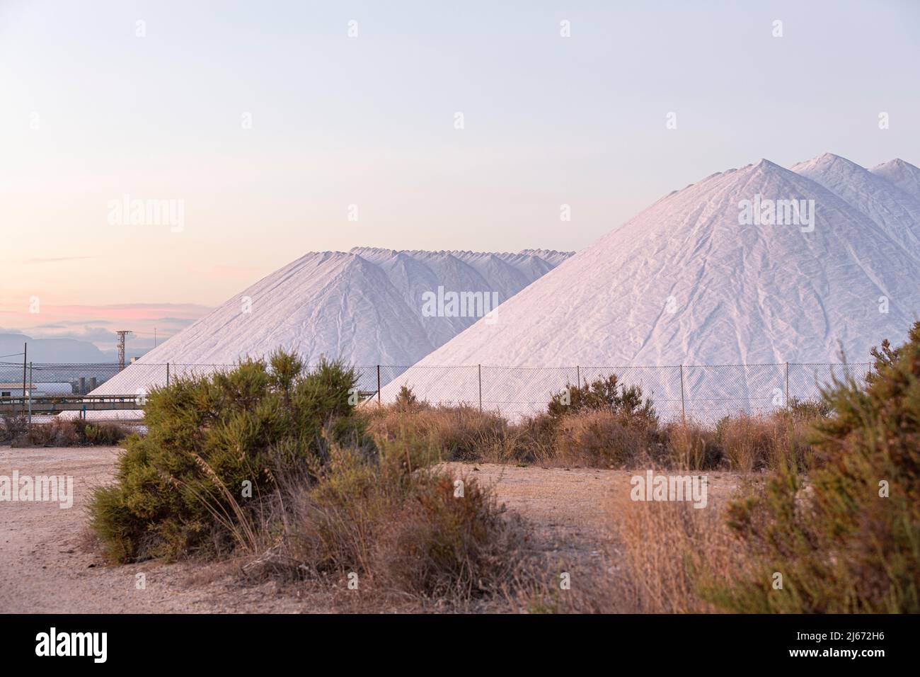 Salzberge in den Salzminen von Santa Pola, Alicante, Autonome Gemeinschaft Valencia, Spanien Stockfoto