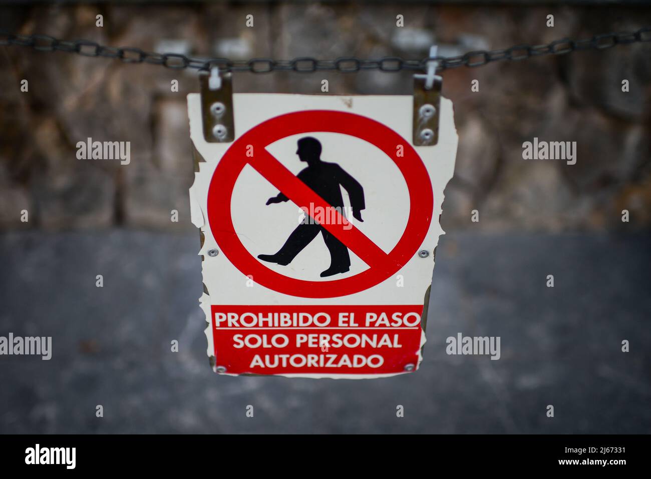 Gebrochenes Schild zeigt auf Spanisch kein Hausfriedensbruch an, nur autorisiertes Personal auf Spanisch, Mallorca, Spanien Stockfoto