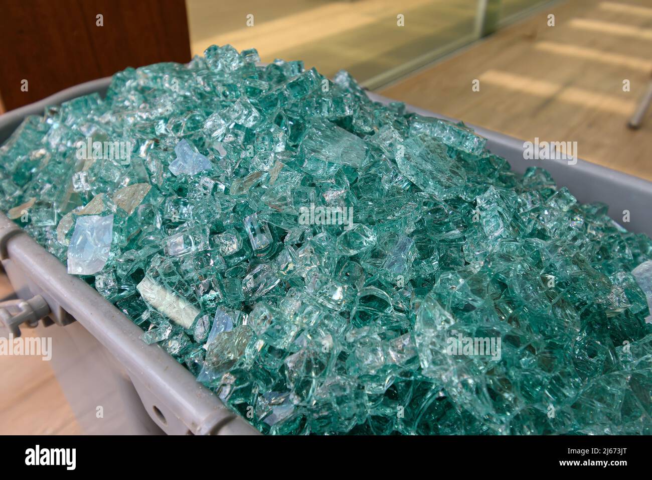 Eimer mit zerbrochenen Scherben aus gehärtetem Glas von einer beschädigten Glastür. Stockfoto