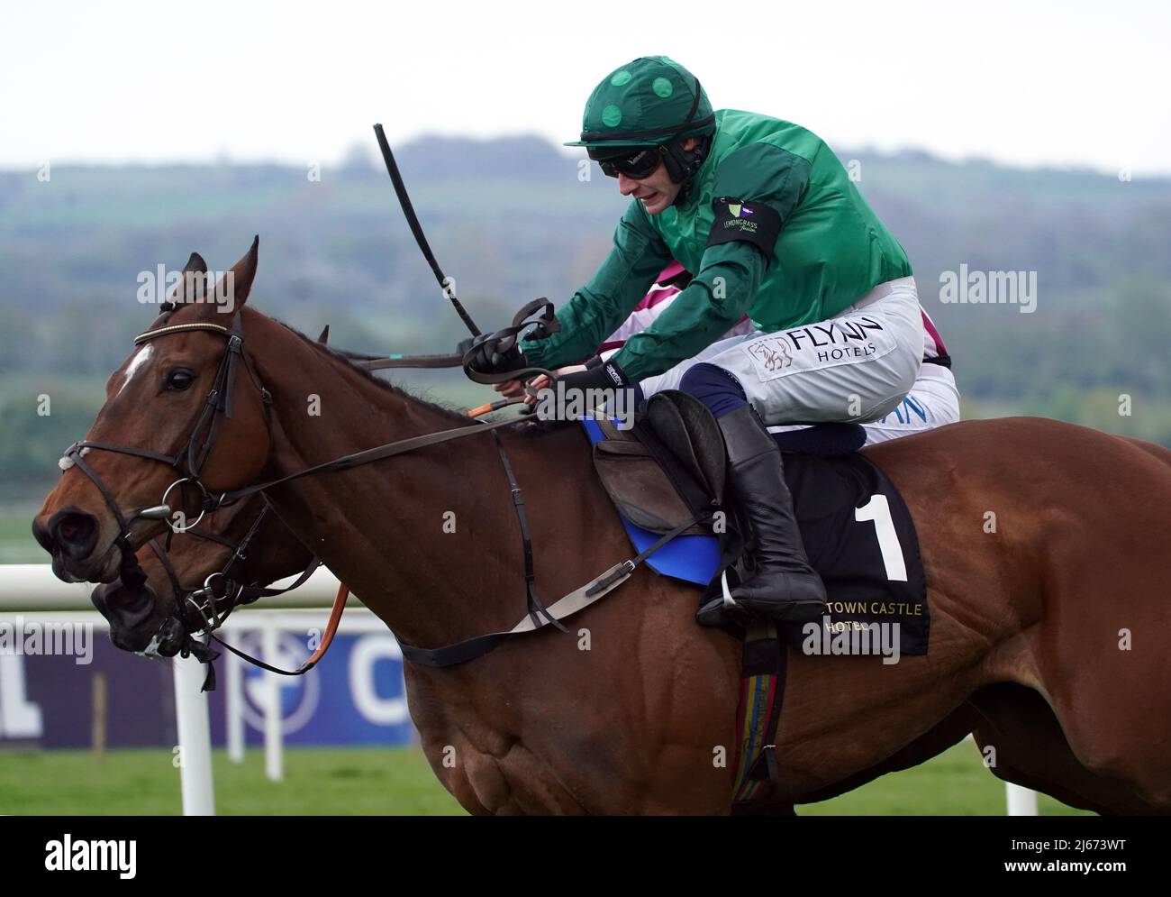 Blue Lord, geritten von Paul Townend (rechts) auf dem Weg zum Gewinn der Barberstown Castle Novice Chase am dritten Tag des Punchestown Festivals auf der Pferderennbahn von Punchestown in der Grafschaft Kildare, Irland. Bilddatum: Donnerstag, 28. April 2022. Stockfoto