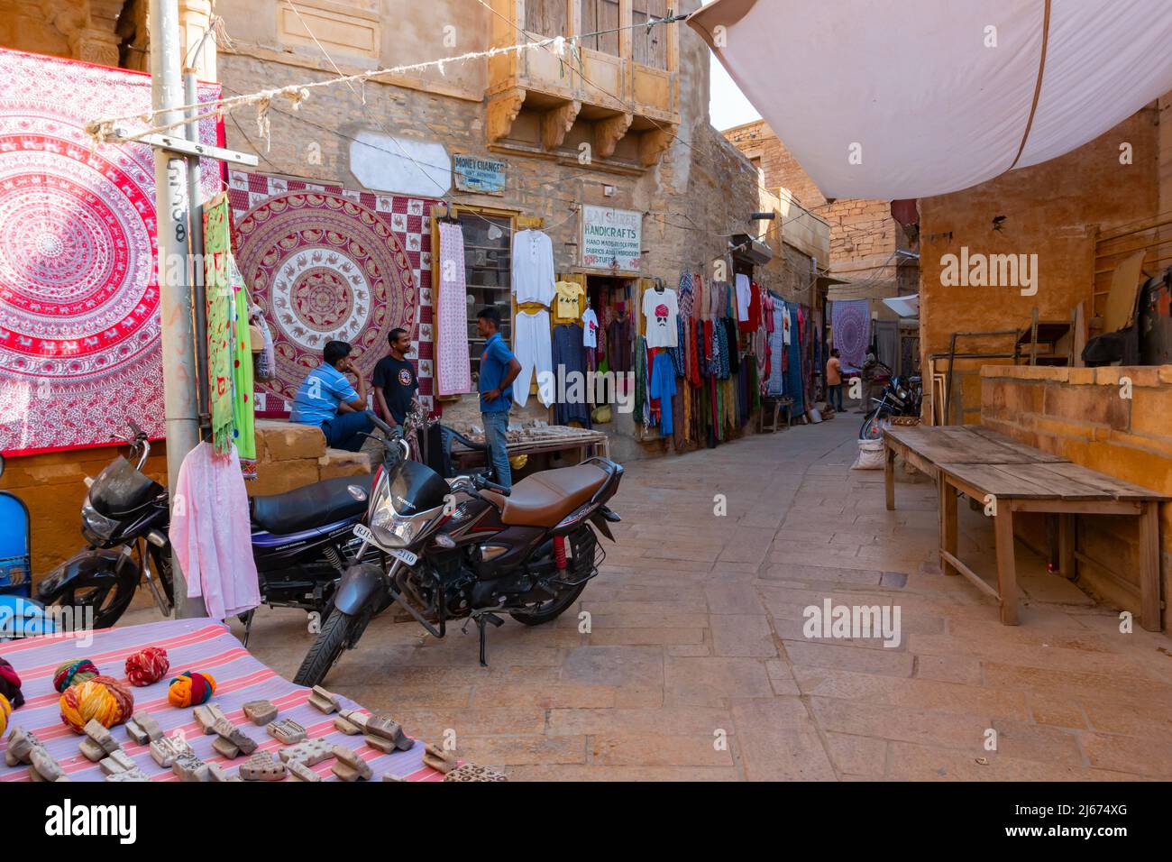 Jaisalmer, Rajasthan, Indien - 13. Oktober 2019 : Bunte Kleidung werden am Morgen auf dem Marktplatz im Jaisalmer Fort oder Golden Fort verkauft Stockfoto