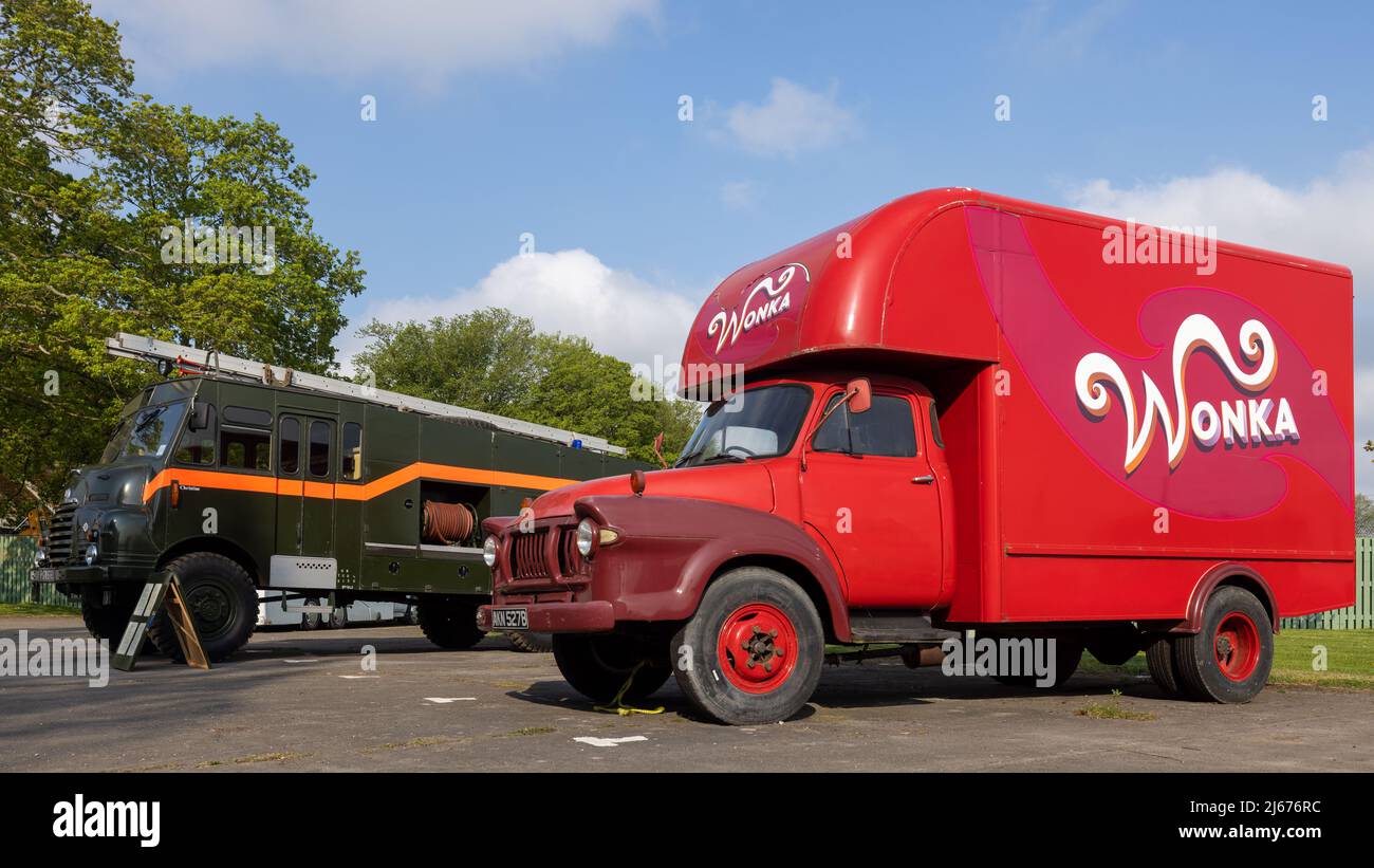 Bedford Green Goddess Feuerwehrauto & den Willy Wonka Bedford LKW 2005 von Tim Burton, zu sehen beim April Scramble im Bicester Heritage Stockfoto
