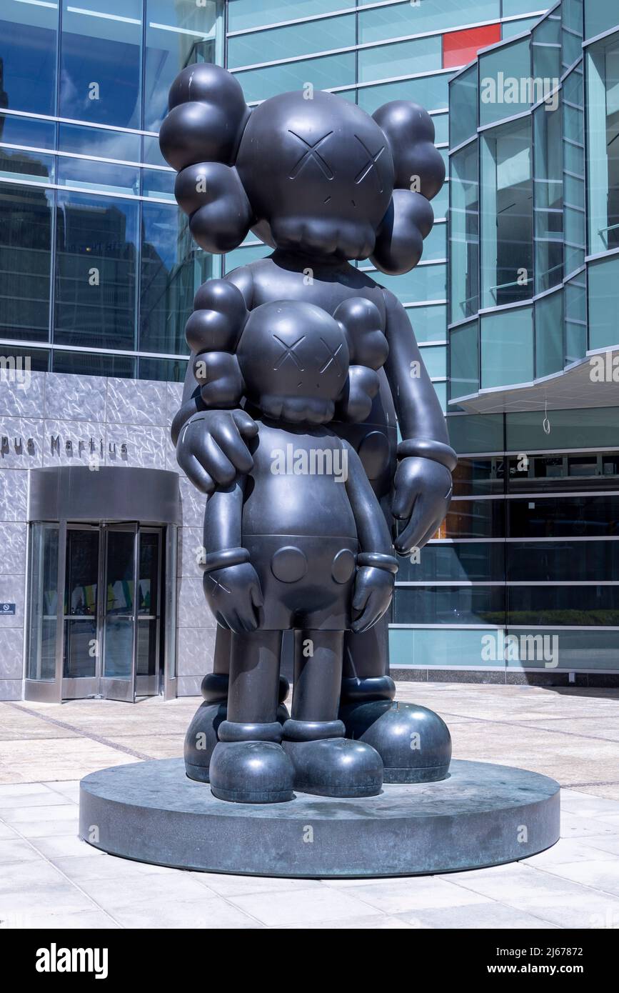 'Waiting', schwarze Bronzeskulptur von KAWS (Brian Donnelly), Downtown Detroit, Michigan, USA Stockfoto
