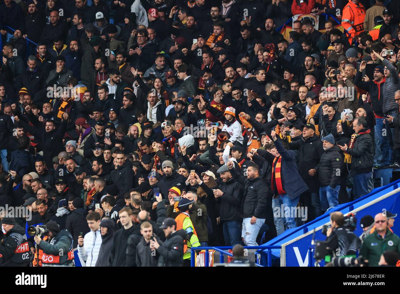 Leicester, Großbritannien. 28. April 2022. Roma-Fans singen auf den Tribünen vor dem Spiel in , am 4/28/2022. (Foto von Mark Cosgrove/News Images/Sipa USA) Quelle: SIPA USA/Alamy Live News Stockfoto