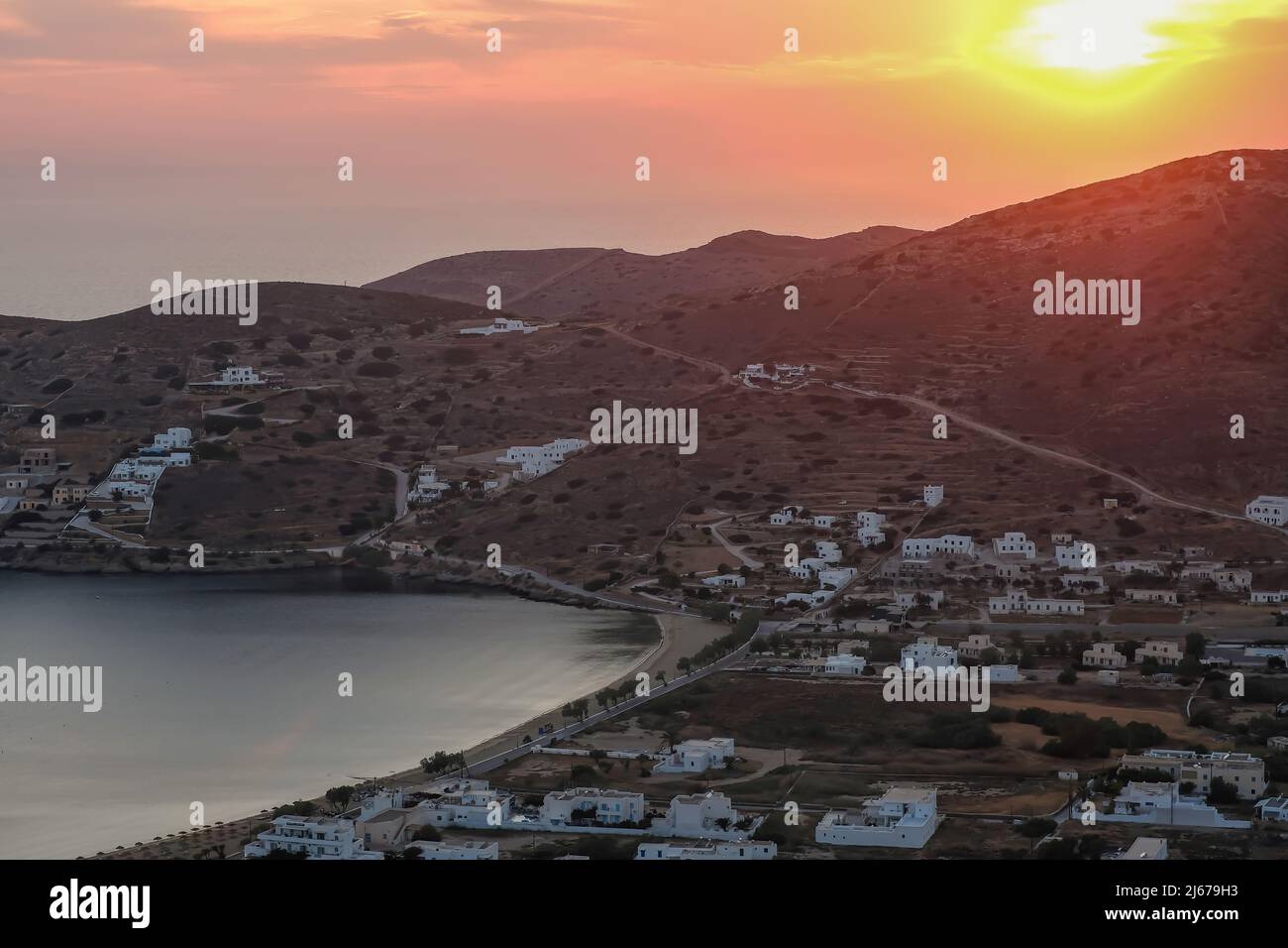 Farbenfroher Sonnenuntergang und Blick auf den Strand Gialos in iOS Griechenland Stockfoto