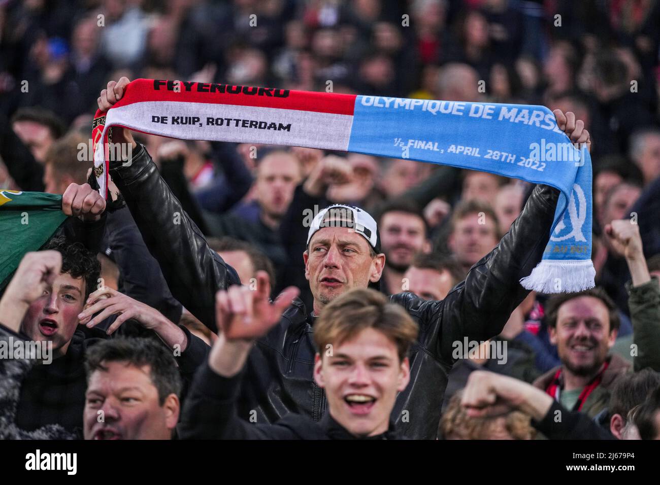Rotterdam, Niederlande. 28. April 2022. Rotterdam - Fans von Feyenoord während des Spiels zwischen Feyenoord und Olympique Marseille im Stadion Feijenoord De Kuip am 28. April 2022 in Rotterdam, Niederlande. (Box to Box Pictures/Tom Bode) Credit: Box to Box pictures/Alamy Live News Stockfoto